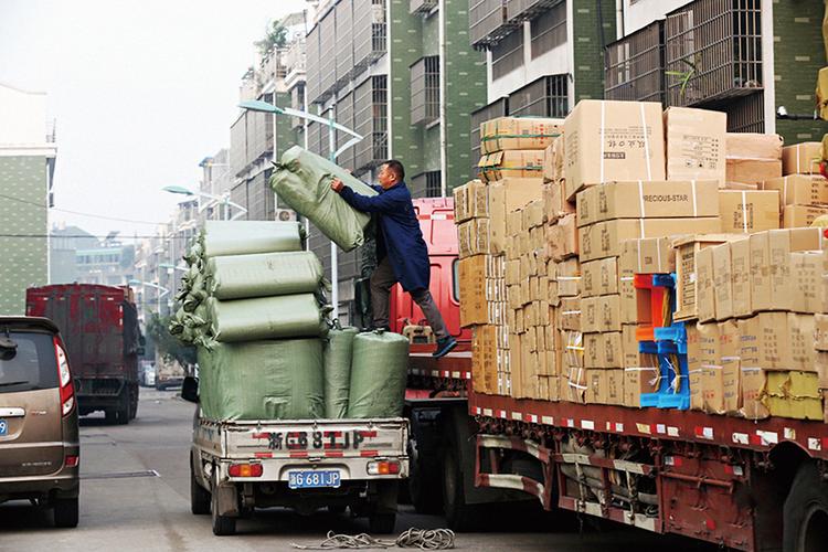 卡友好心幫忙裝卸貨摔傷看(kàn)病沒人(rén)賠